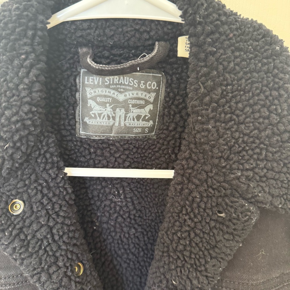 Levi’s Black Sherpa-Lined Trucker Jacket‎ Size Small - Picture 2 of 4